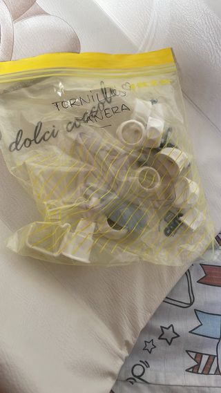 Bañera de bebé con cambiador plegable para bañera.