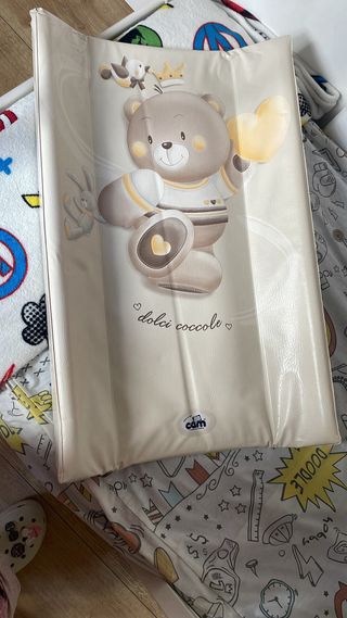 Bañera de bebé con cambiador plegable para bañera.