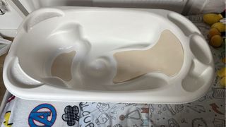 Bañera de bebé con cambiador plegable para bañera.