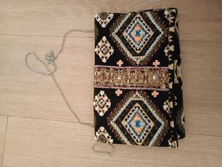 Bolso de mano con pedrería 