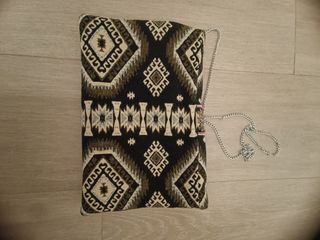 Bolso de mano con pedrería 