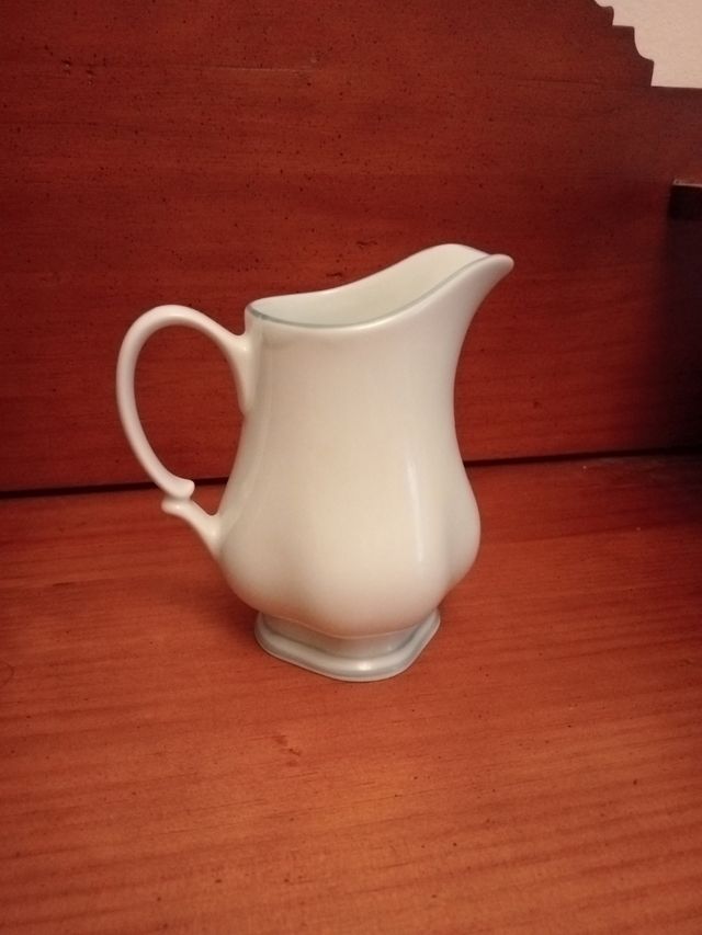 Lechera antigua de porcelana.