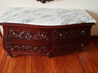 Cómoda antigua de madera tallada a mano