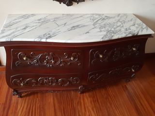 Cómoda antigua de madera tallada a mano