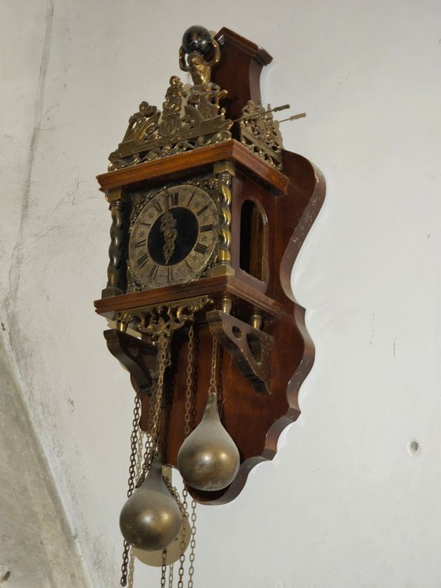 Reloj holandés de péndulo y pesas