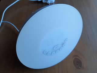 Radio reloj despertador con luz de sol.