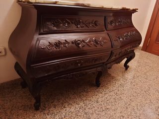 Cómoda antigua tallada a mano