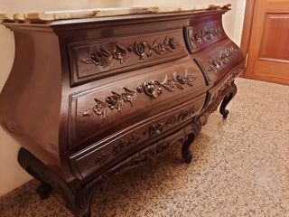 Cómoda antigua tallada a mano