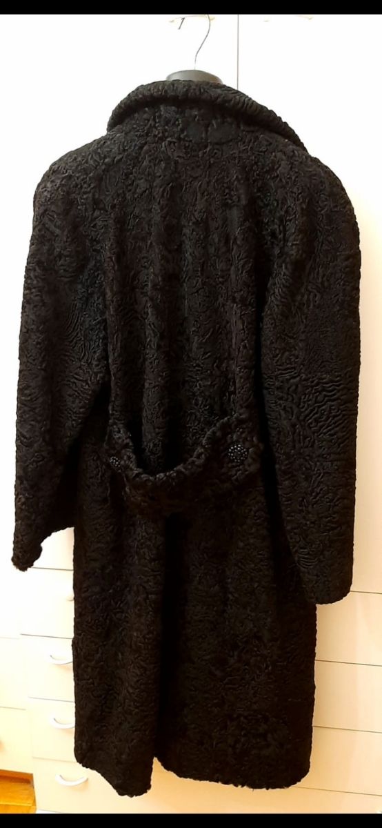 Pelliccia astrakan nera