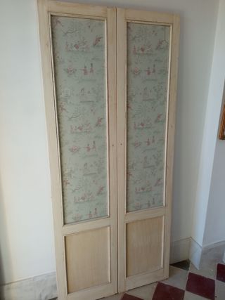 Puertas de madera con cortinas