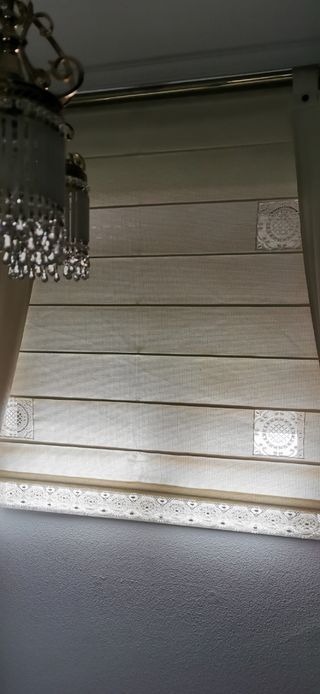 Juego de colcha, store y cortinas