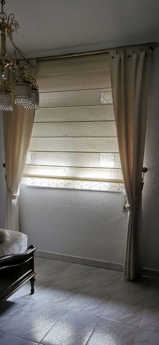 Juego de colcha, store y cortinas