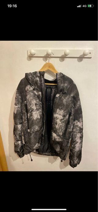 Chaqueta color gris y negro camuflaje de Zara