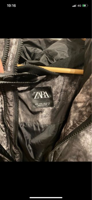 Chaqueta color gris y negro camuflaje de Zara
