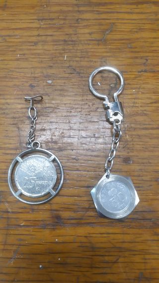 2 llaveros de pesetas españolas