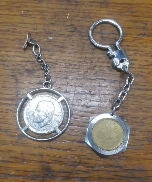 2 llaveros de pesetas españolas