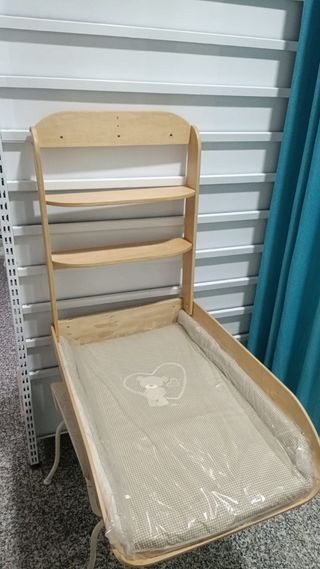 Cambiador de bebé de pared y pegable 
