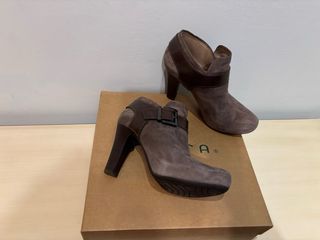 Botines UNISA tacón. Nº 38. color gris 