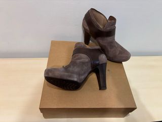 Botines UNISA tacón. Nº 38. color gris 