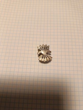 Insignia para solapa. Yugo y flechas.
