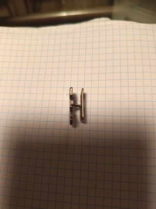 Insignia para solapa. Yugo y flechas.