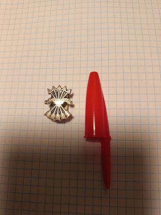 Insignia para solapa. Yugo y flechas.