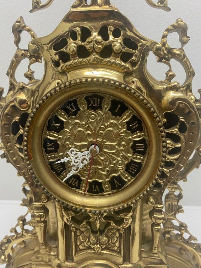 set de reloj y candelabros de latón