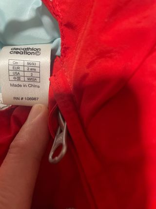 Mono esquí o nieve niño pequeño