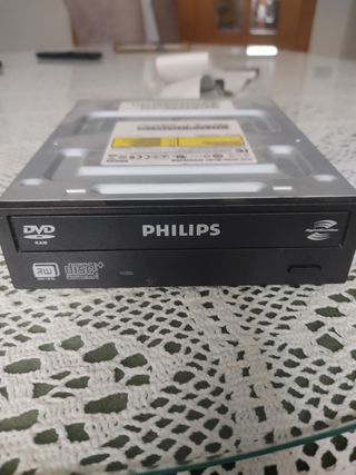 PANTALLA DE ORDENADOR, TECLADO, RATÓN, LECTOR DE D