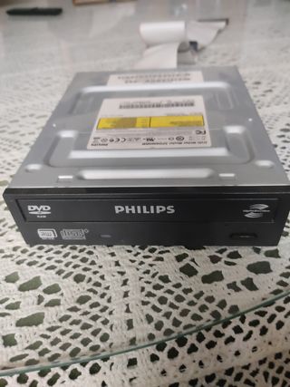 PANTALLA DE ORDENADOR, TECLADO, RATÓN, LECTOR DE D