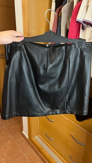 Falda ajustada de cuero talla M