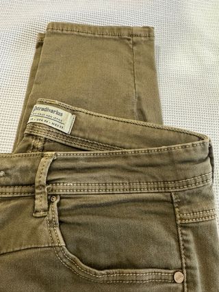 Pantalon Stradivarius.