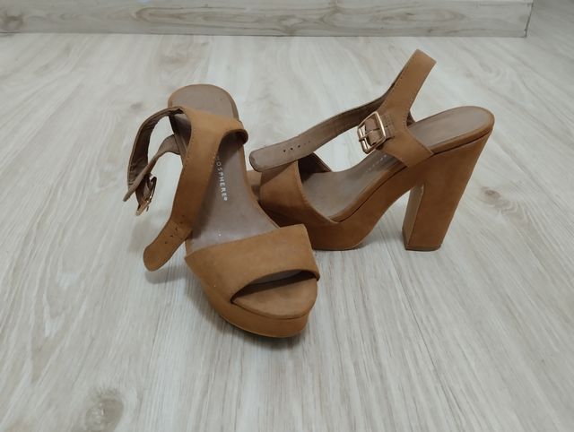 Tacones plataformas marrones de Primark