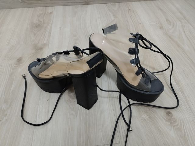 Sandalias plataformas negras de Bershka