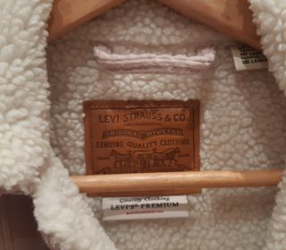 Cazadora levis