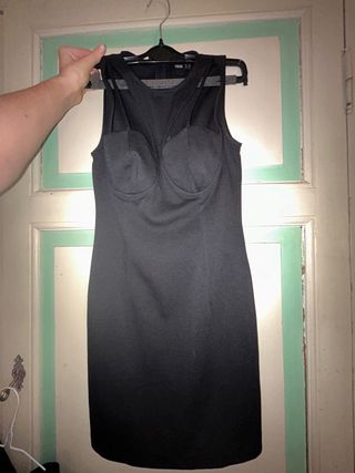 Vestito nero con coppe preformate e lacci sexy