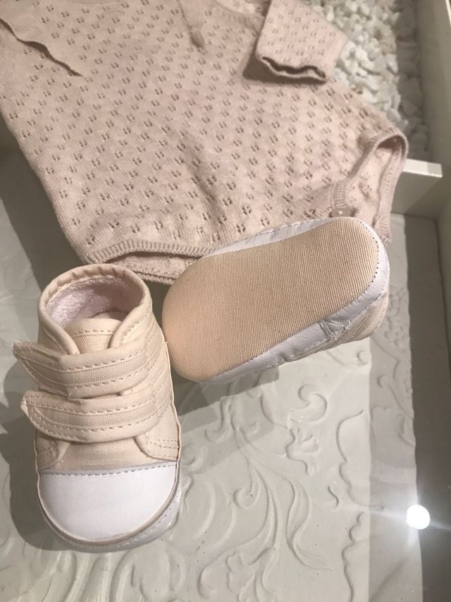 Zapatillas altas bebe talla 17 Nuevo sin usar