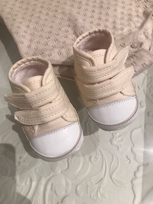 Zapatillas altas bebe talla 17 Nuevo sin usar