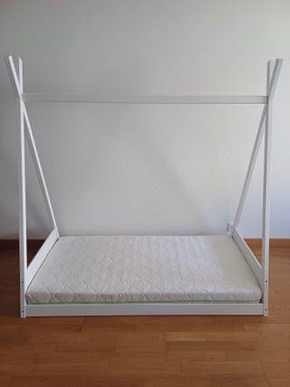 Cama Tipi Montessori, colchón y almohada.