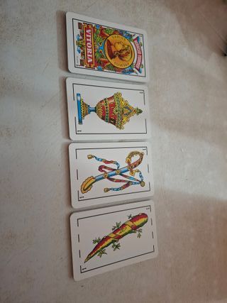 VENDO BARAJA DE CARTAS CON 41 CARTAS CON 2 FUNDAS
