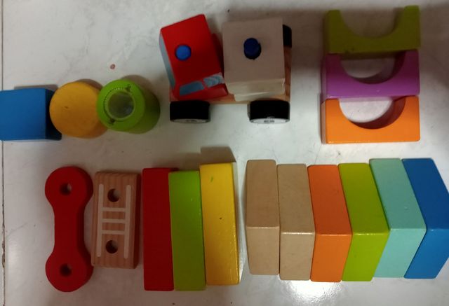 COCHE Y PIEZAS DE MADERA