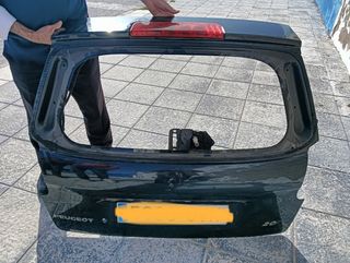 Puerta trasera vehículo 