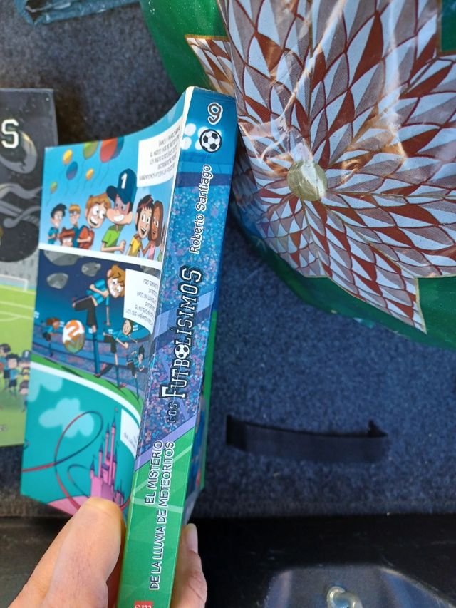 Los Futbolísimos 9: El misterio de la lluvia de meteoritos (Spanish Edition)