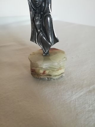 Madonnina in peltro con supporto in alabastro