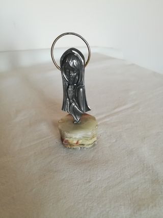 Madonnina in peltro con supporto in alabastro