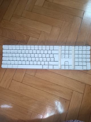 Monitor, ratón, teclado ,cámara de Apple 