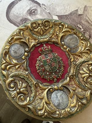 Antiguos platos Alfonsinos con escudo de España