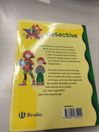 Kika Superbruja, detective (Kika Superbruja / Kika Super Witch) (Spanish Edition)