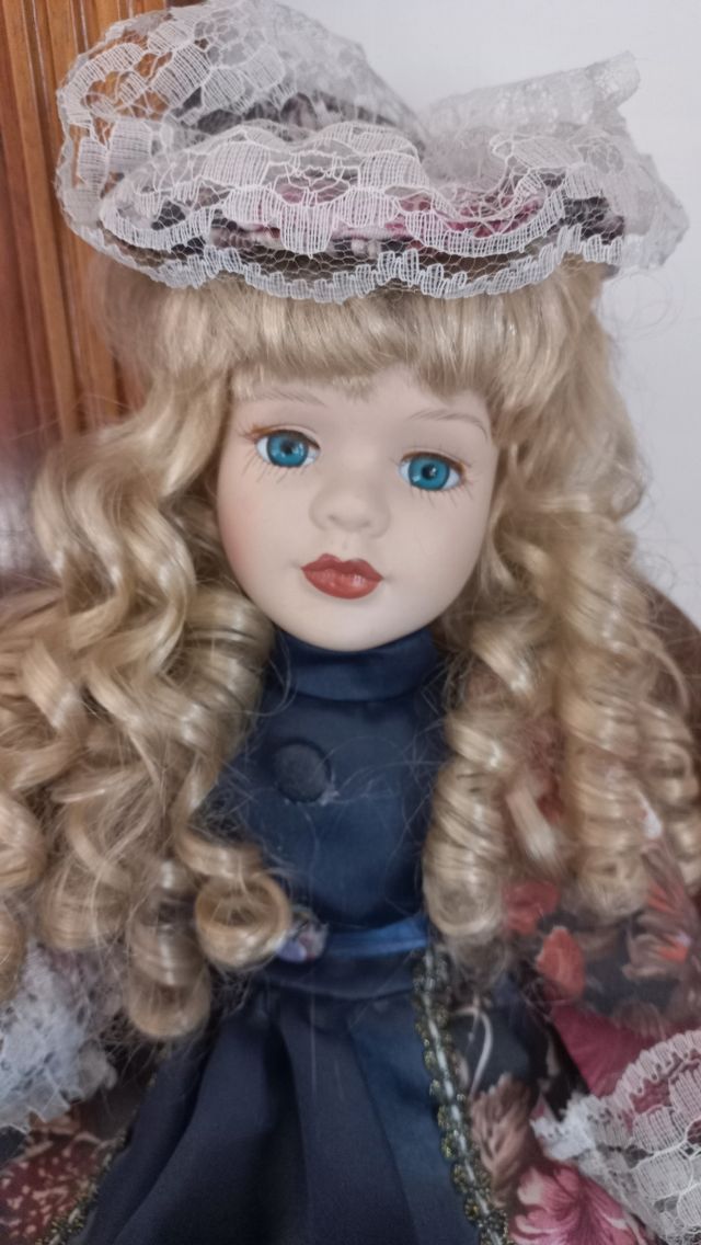 Bambola in porcellana