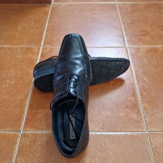 Zapatos de traje de cuero negro